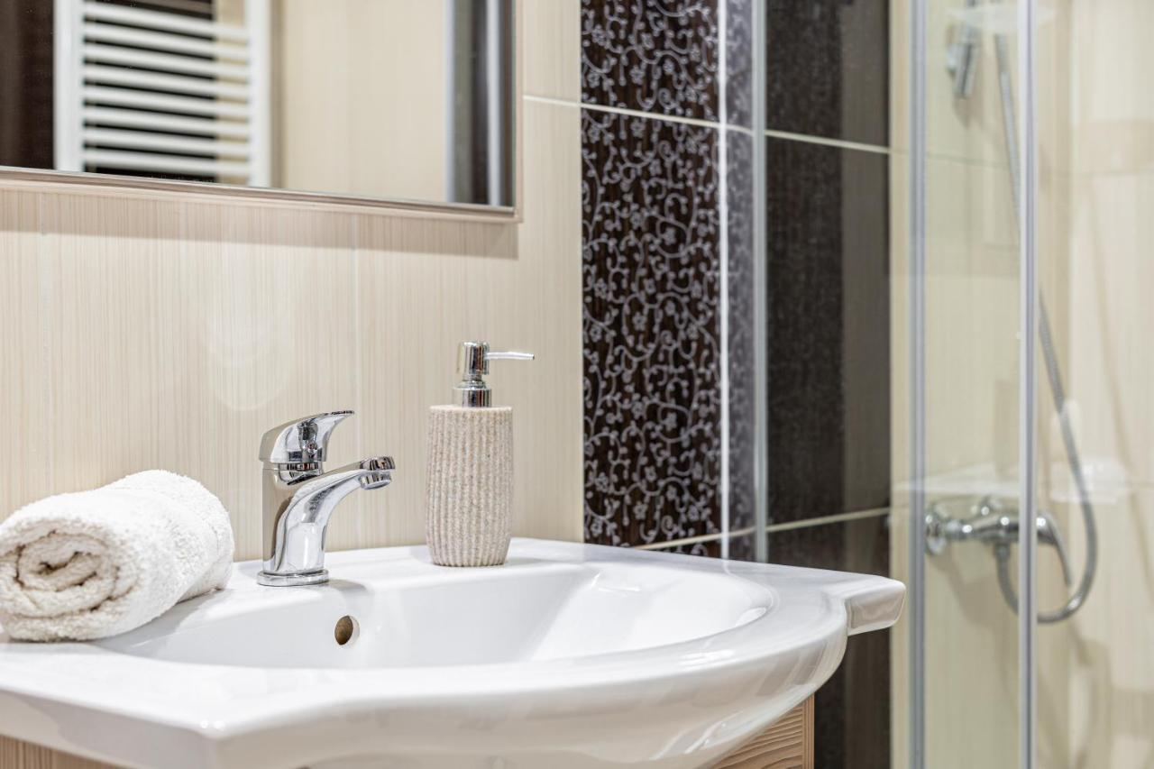 Ari Blue Apartment Ared In Kaufland Complex Arad Bagian luar foto